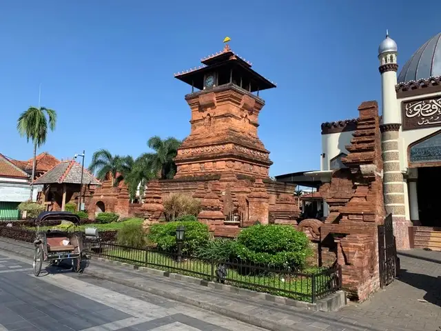 Ziarah dan Wisata Sejarah ke Makam Sunan Kudus: Ciri Arsitektur dan Nilai Dakwah